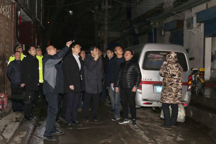 王征区长带队现场整改南张村曝光问题