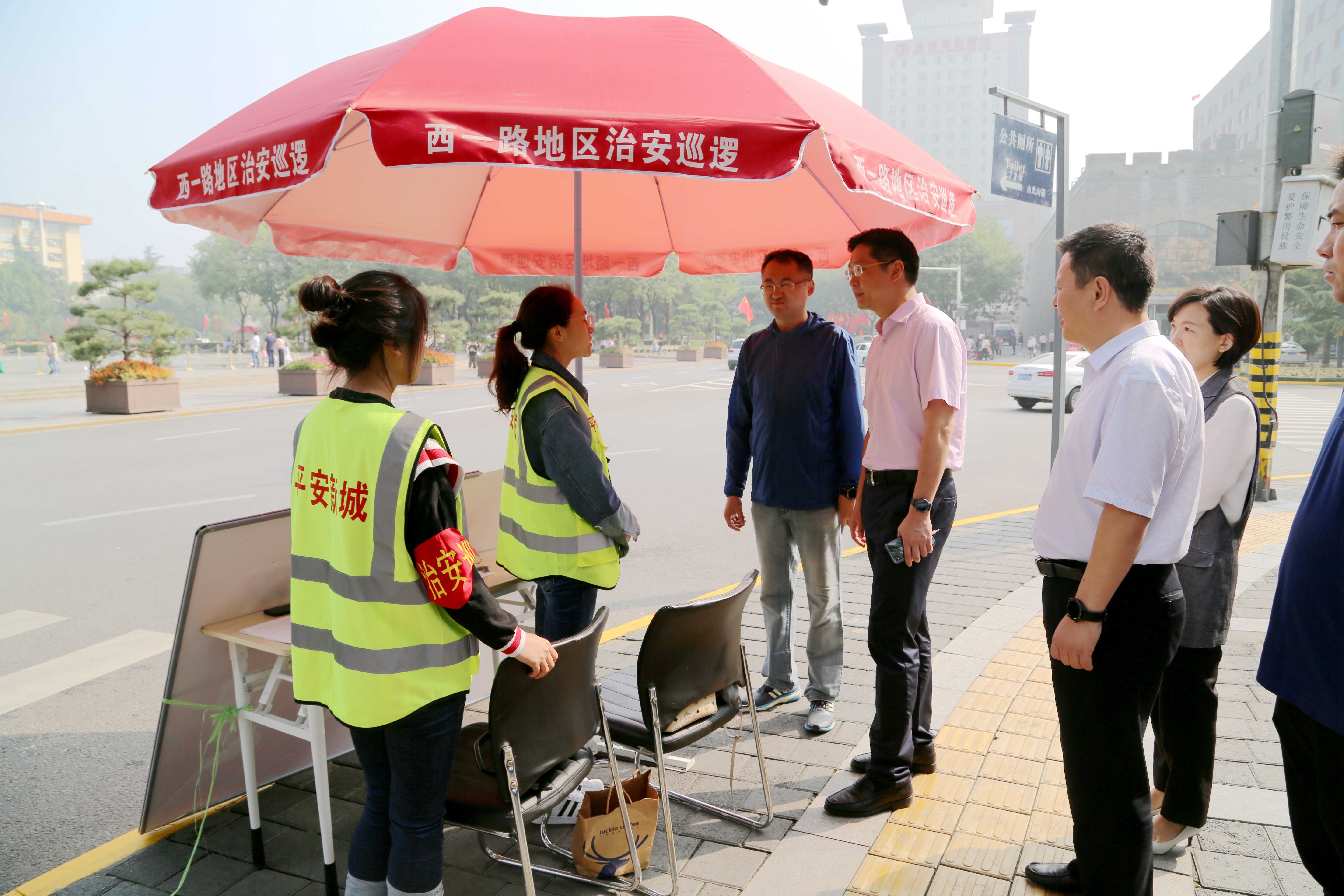 王征区长带队检查辖区卫生和治安巡逻情况